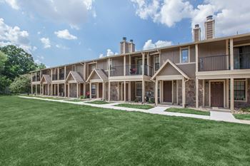 Front Exterior at Waterford Place Apartments & Townhomes, Kansas