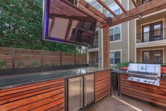 Outdoor Dining BBQ at West 39th Street Apartments, Kansas City, MO, 64111 - Photo Gallery 4