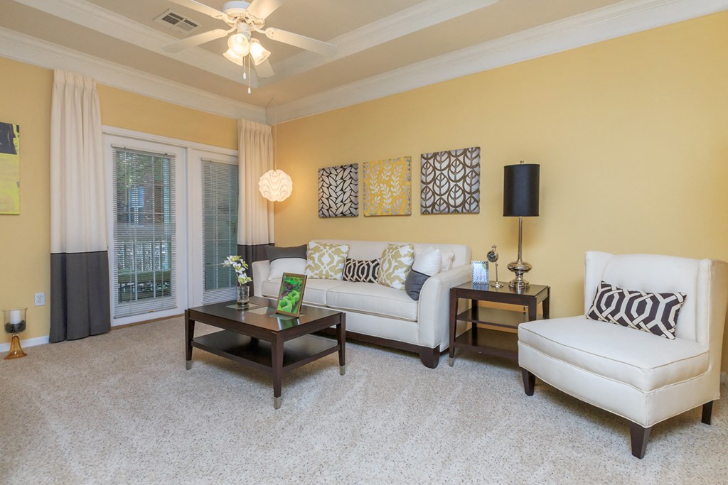 Living room with sofa at Wynnewood Farms Apartments, Overland Park, KS