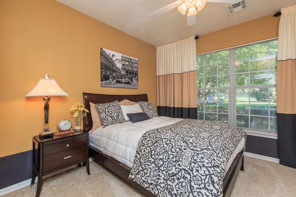 Bedroom decor at Wynnewood Farms Apartments, Kansas