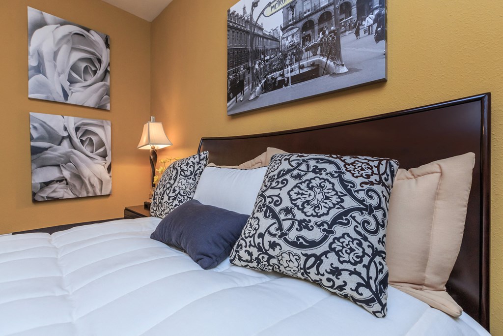 Bedroom with bed at Wynnewood Farms Apartments, Kansas, 66209