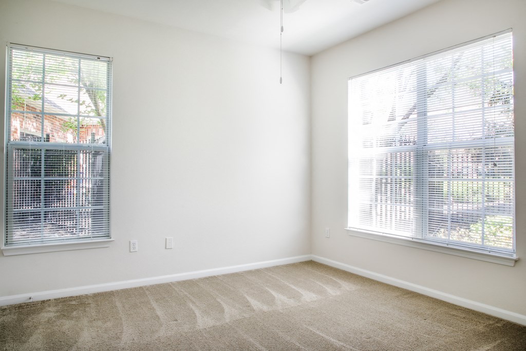 Sufficient window light at Wynnewood Farms Apartments, Overland Park
