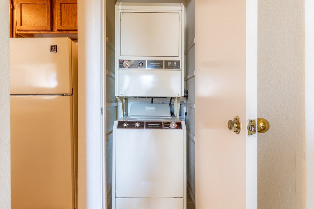 Coventry Oaks Apartments, 11701 West 105th Street, Overland Park, KS