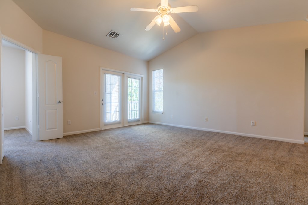 Living room unfurnished at Wynnewood Farms Apartments, Kansas, 66209
