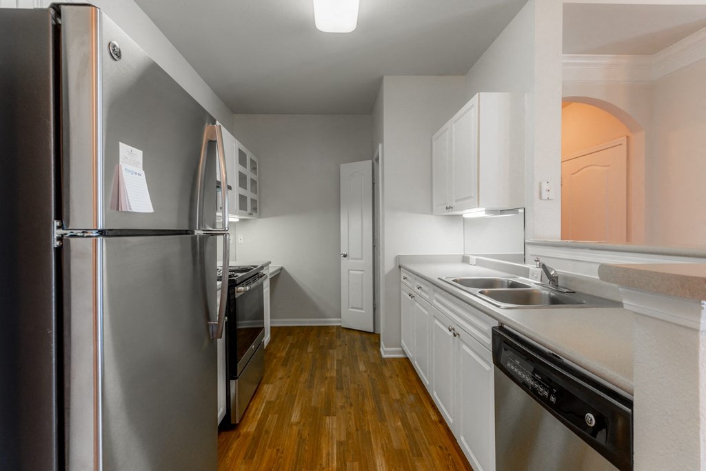 Kitchen appliances at Wynnewood Farms Apartments, Overland Park