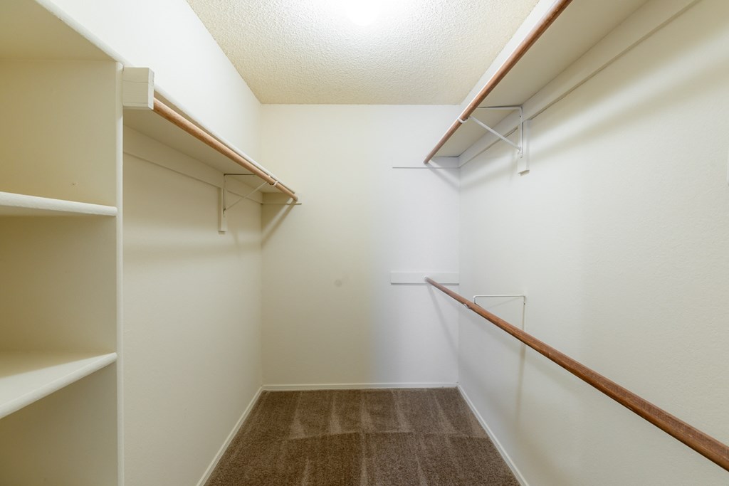 Coventry Oaks Apartments, 11701 West 105th Street, Overland Park, KS