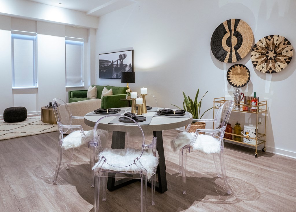 dining at Sky On Main Apartments, Missouri City, Missouri