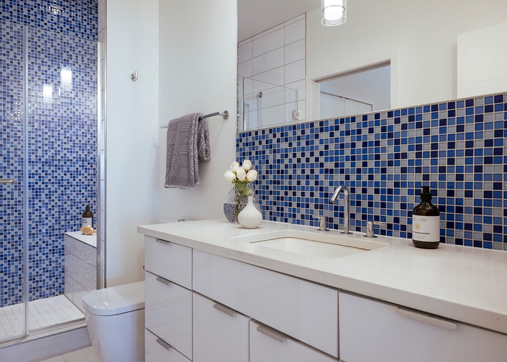 bathroom at Sky On Main Apartments, Missouri City, Missouri