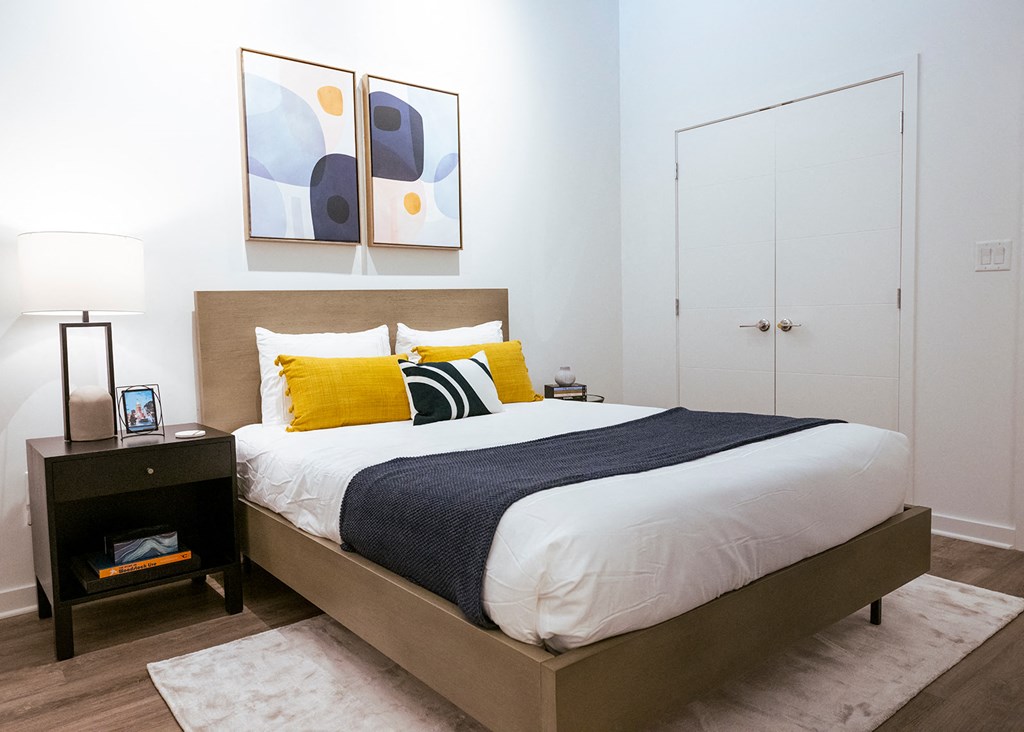 guest bedroom at Sky On Main Apartments, Missouri City 64105