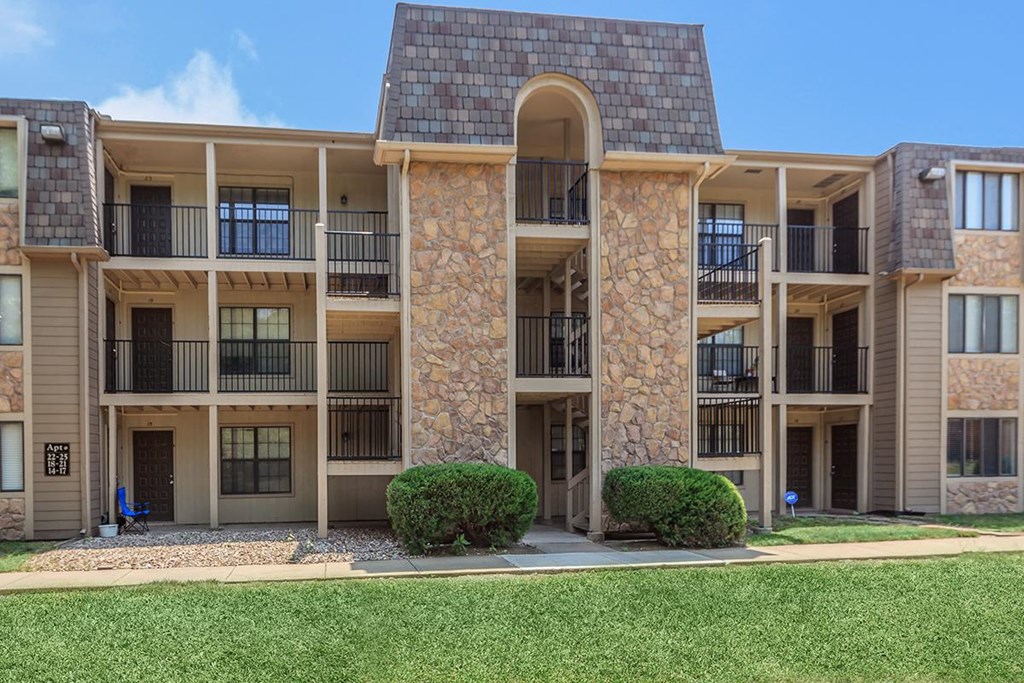 Apartment Building Exterior at Bristol Pointe Apartment Homes, Kansas