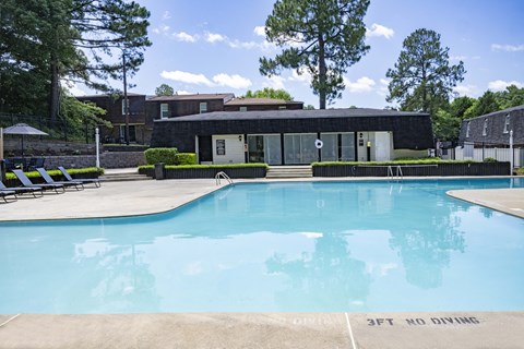 A pool with a 3ft no diving sign.