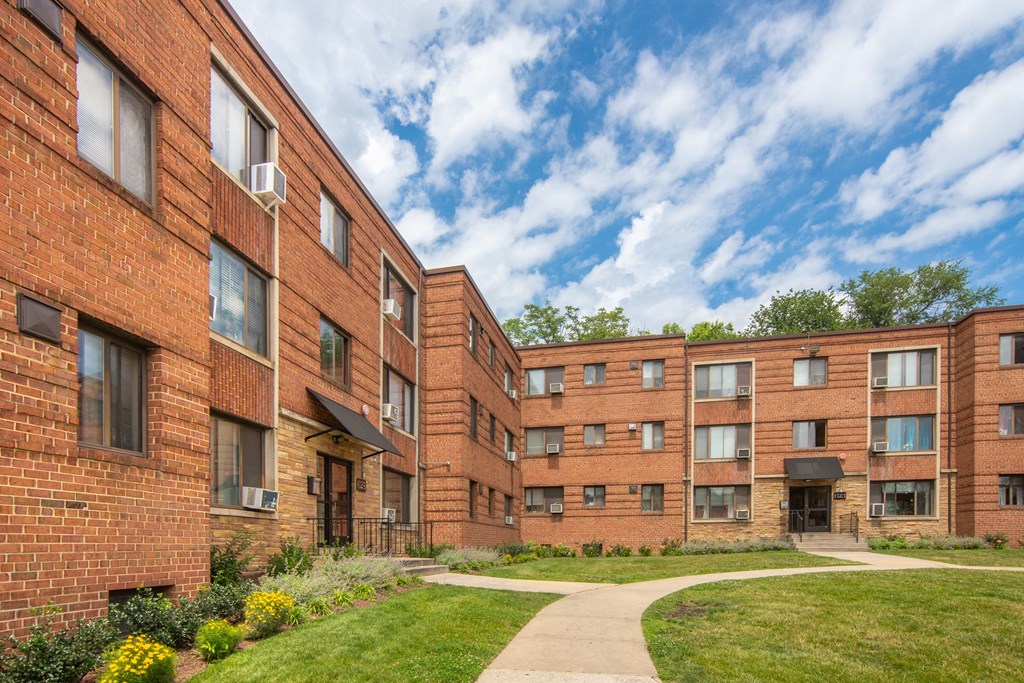 this is a photo of the courtyard at harvard square apartments in dallas, tx