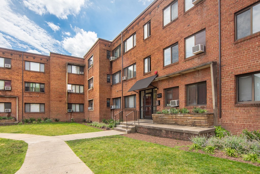 this is a photo of the courtyard at harvard square apartments in dallas, tx