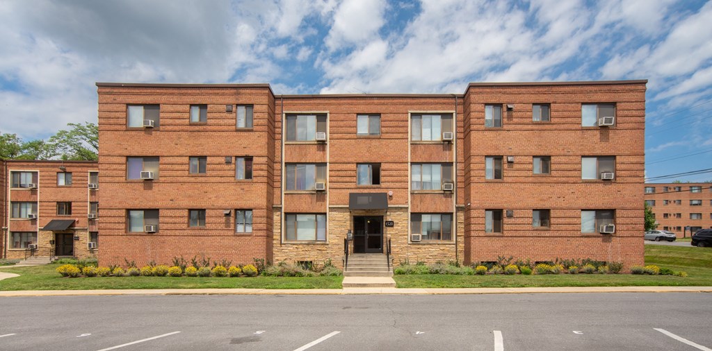 this is a photo of the entrance to the leasing office at harvard square apartments in d