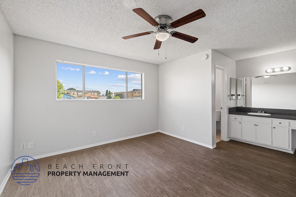 an open living room and kitchen with a ceiling fan