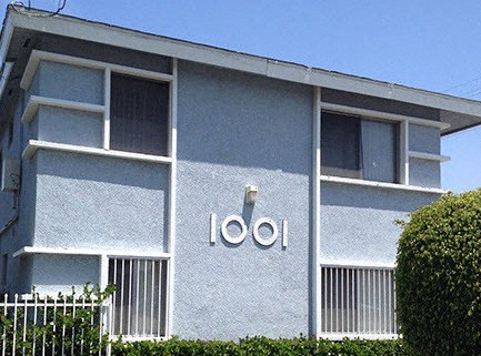 A blue building with the word "loai" on it.