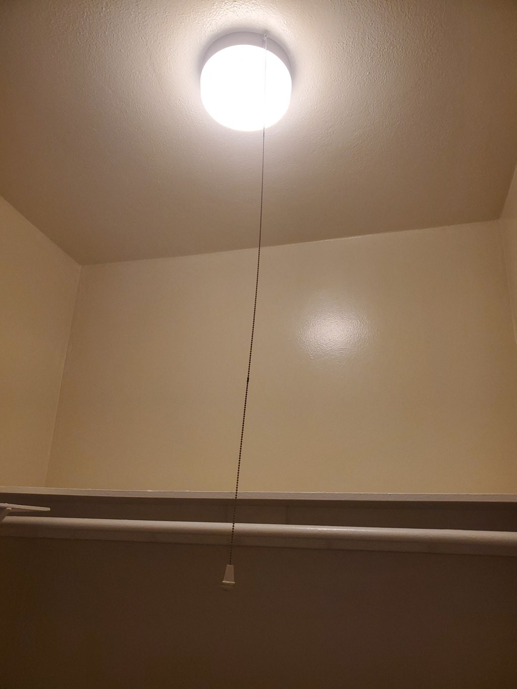 a crack in the ceiling with a light on top of it