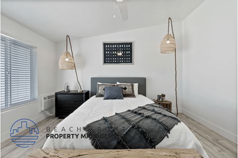 an image of a bedroom with a bed and two lamps