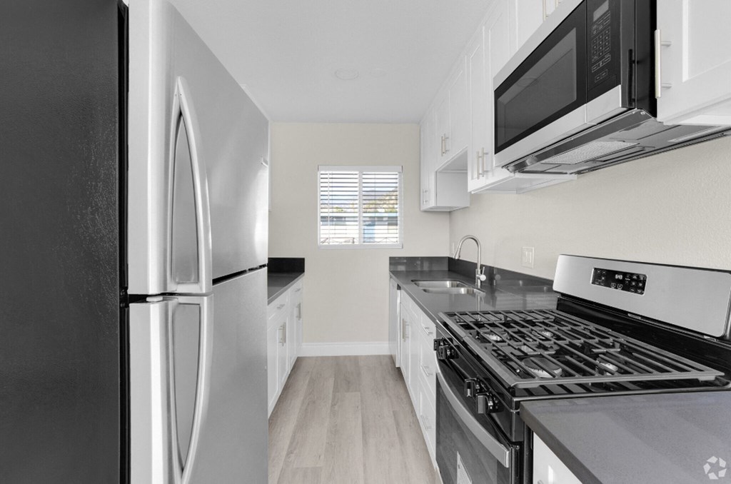 the preserve at ballantyne commons apartment kitchen with stainless steel appliances