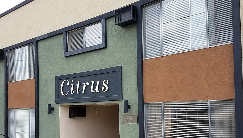 a cityus sign on the side of a building