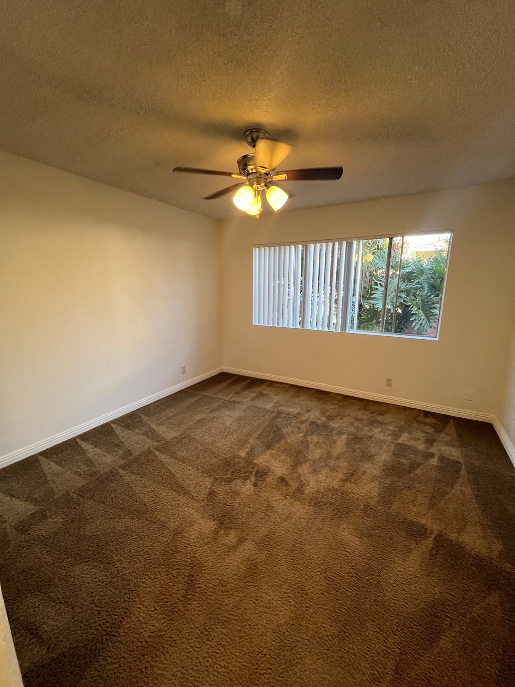 Spacious Bedroom w/closet