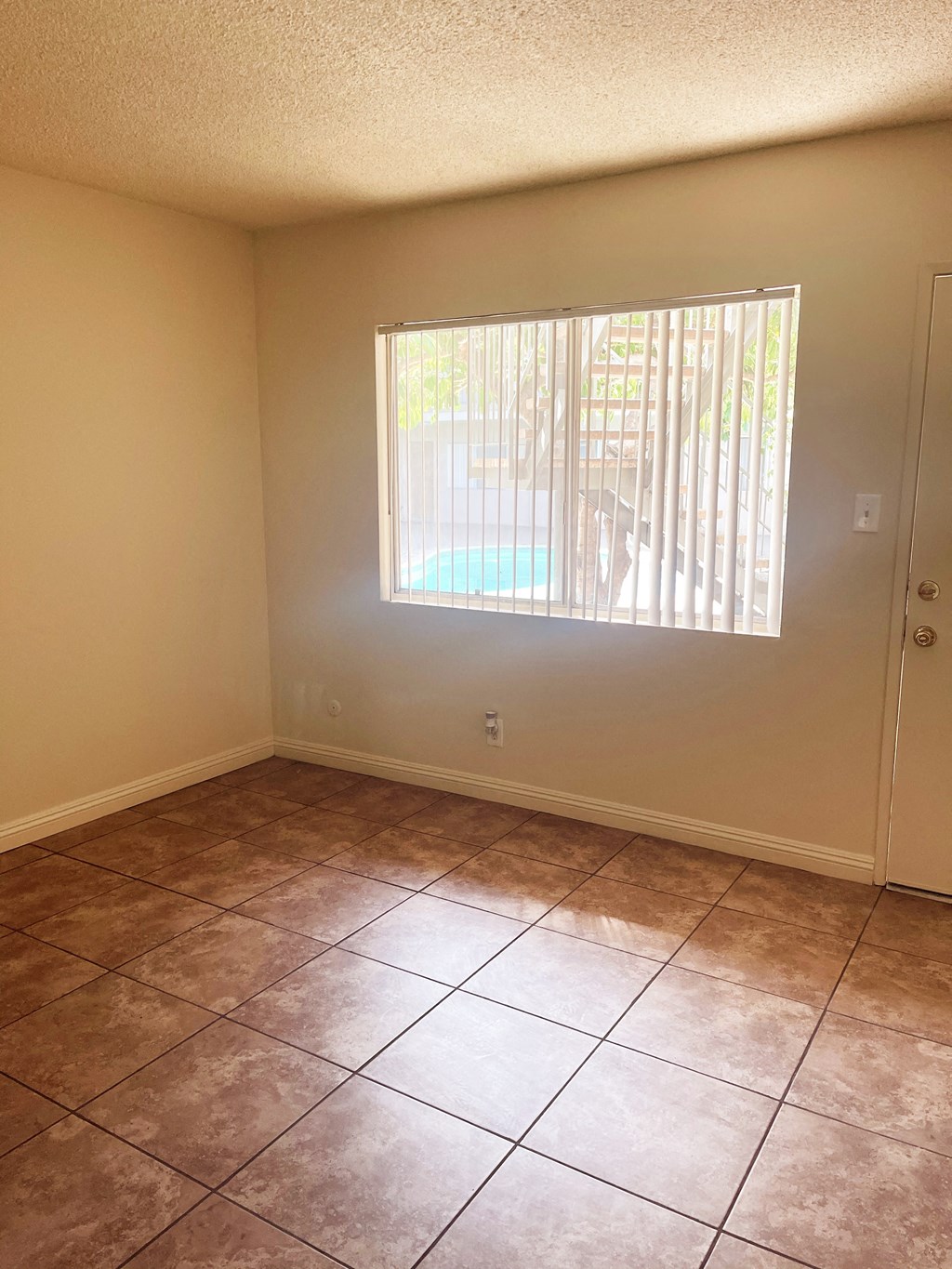 Studio livingroom/bed area