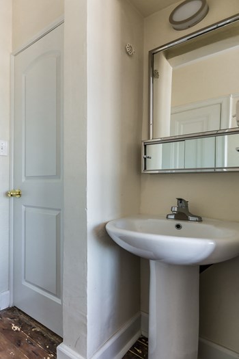 Glendale Flats bathroom