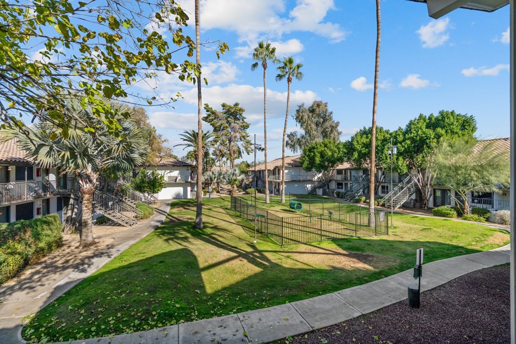 additional photo for property listing at chic digs with room to stretch out in the village 22 car