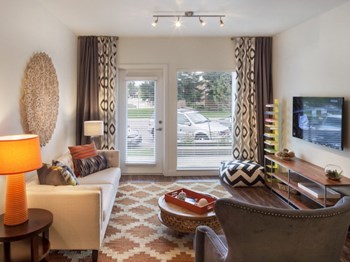living room with beautiful window view - Photo Gallery 3