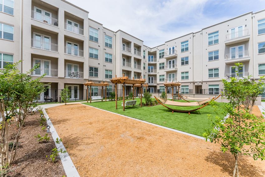 The Residences At 3000 Bardin