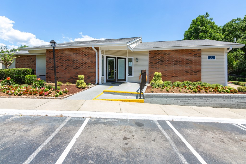 this is a photo of the leasing office at the biltmore apartments in dallas,