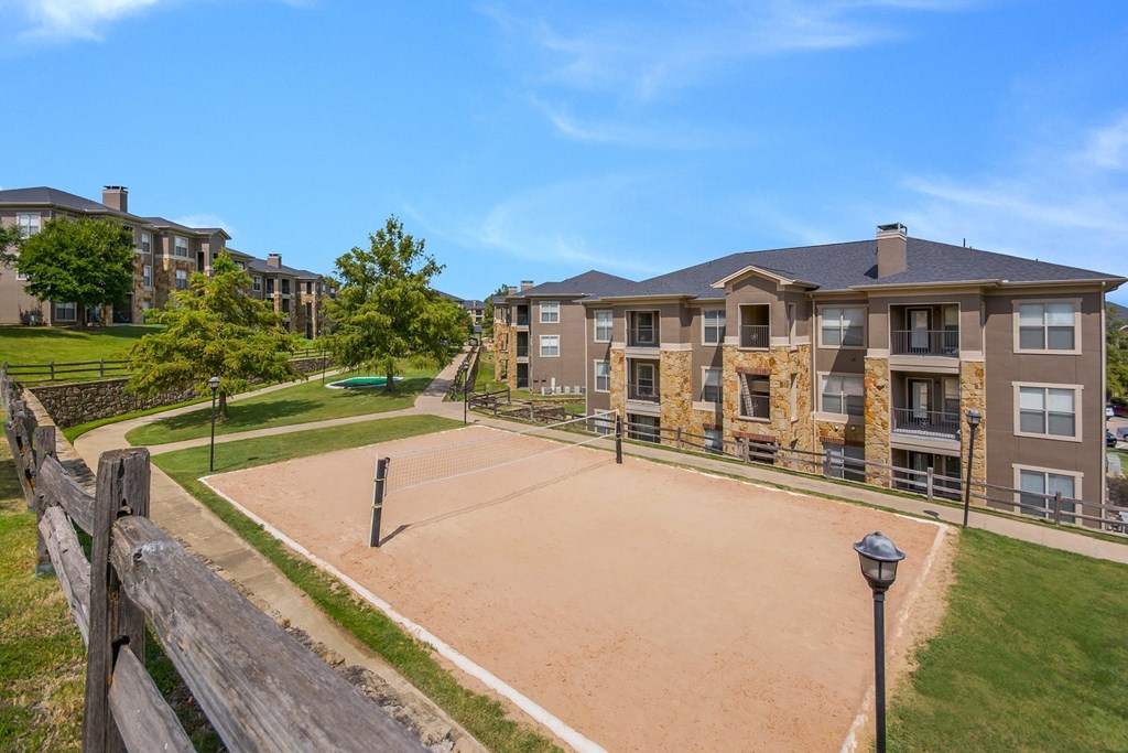 a tennis court at the whispering winds apartments in pearland, tx