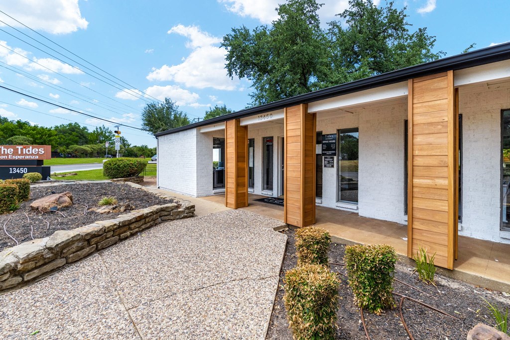 the building where the motel is located