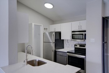 6501 Independence Parkway 1-2 Beds Apartment for Rent - Photo Gallery 4