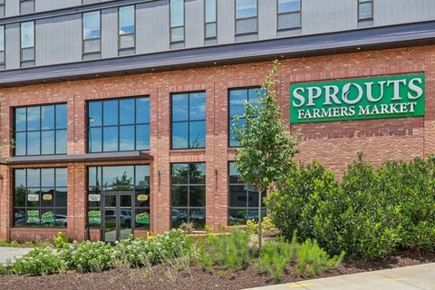 A building with a sign that says Sprouts Farmers Market.