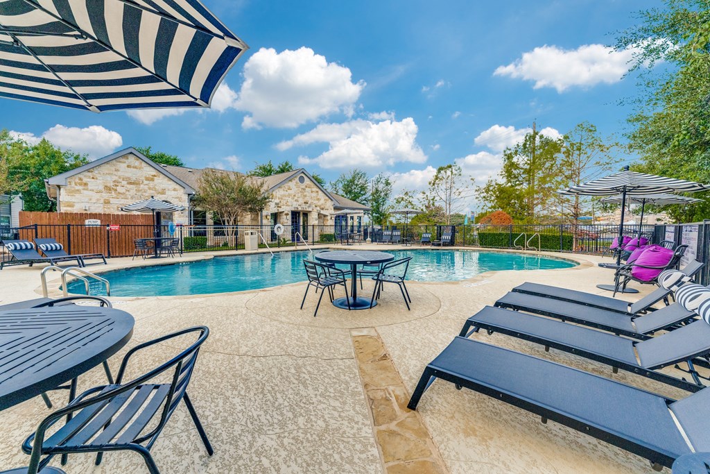 the preserve at ballantyne commons pool and tables with umbrellas