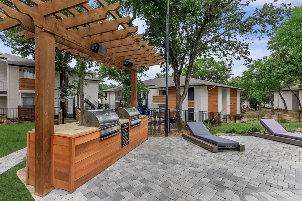 the reserve at bucklin hill patio with grill and lounge chairs