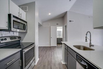 6501 Independence Parkway 1-2 Beds Apartment for Rent - Photo Gallery 3