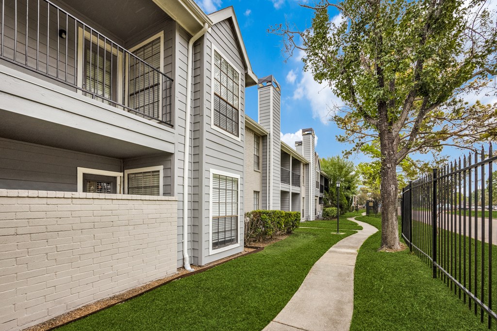 the preserve at ballantyne commons apartments walkway and grass