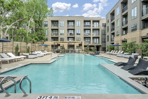 A pool with a 3ft4in no diving sign.
