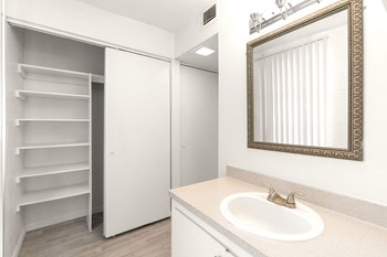 1001 Louisiana Blvd NE Studio-2 Beds Apartment for Rent - Photo Gallery 5