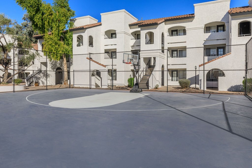 a basketball court at the whispering winds apartments in pearland, tx