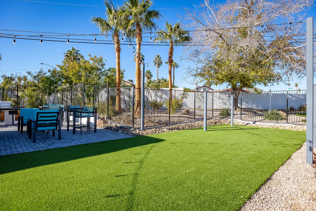 the backyard at the enclave at woodbridge apartments in sugar land, tx