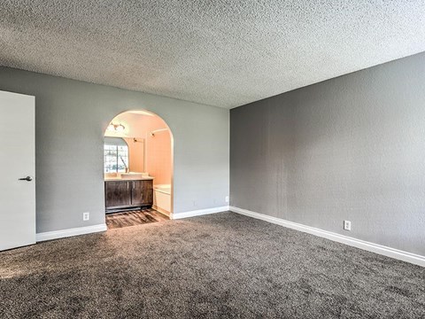 A room with a carpeted floor and a white door.
