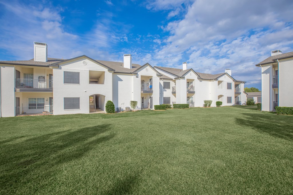 the preserve at ballantyne commons exterior of apartments with grass