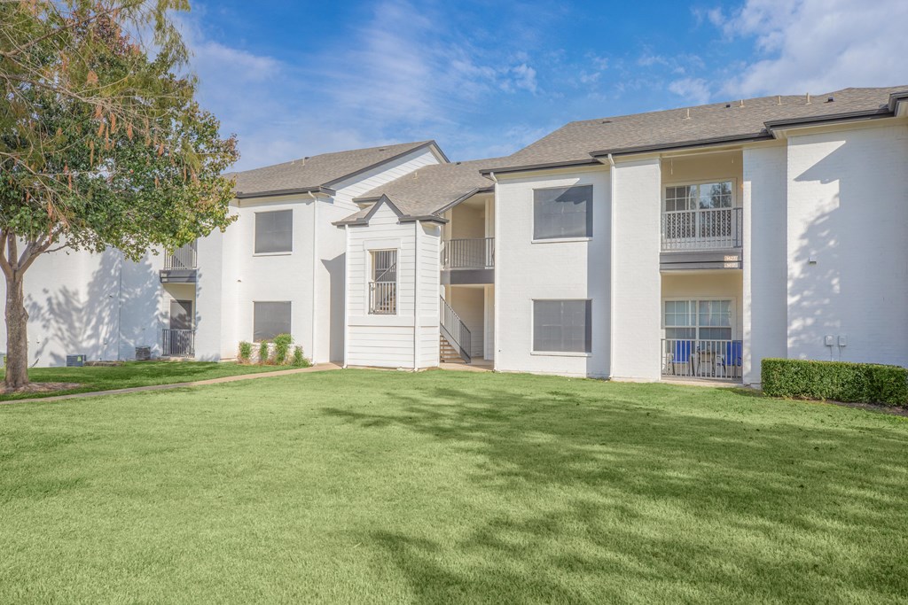 the preserve at ballantyne commons apartments with lawns and trees
