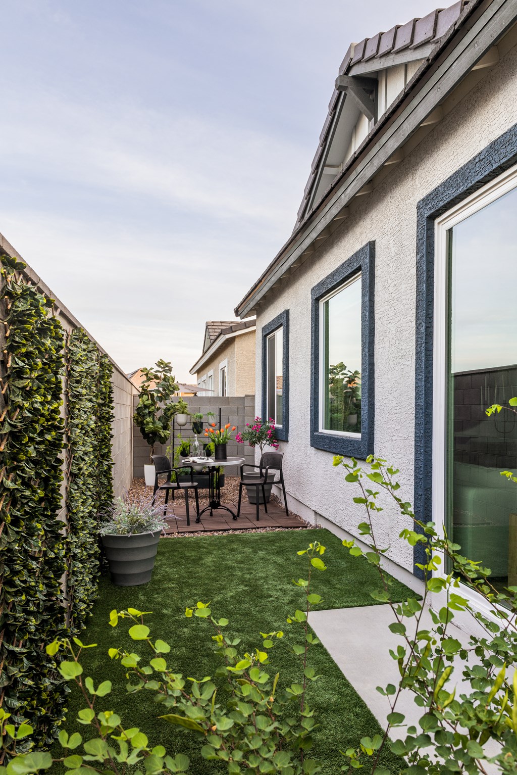 additional photo for property listing at chic digs with room to stretch out in the village 22 car