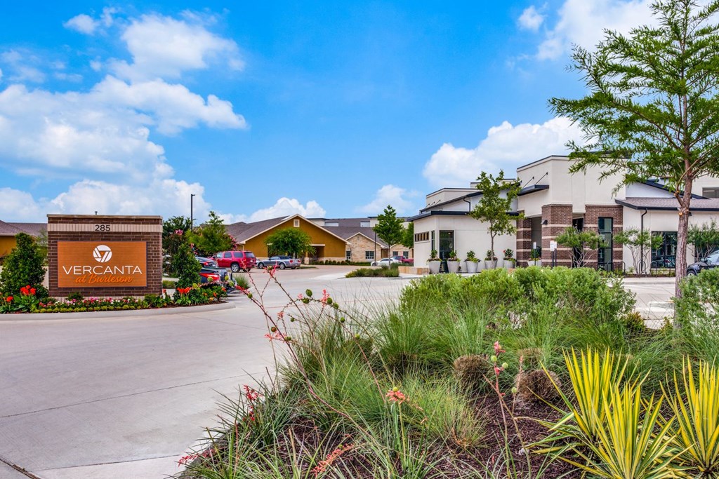 a building with a sign that says vegetariana in front of it