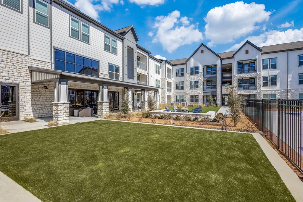 the preserve at ballantyne commons courtyard and apartment buildings