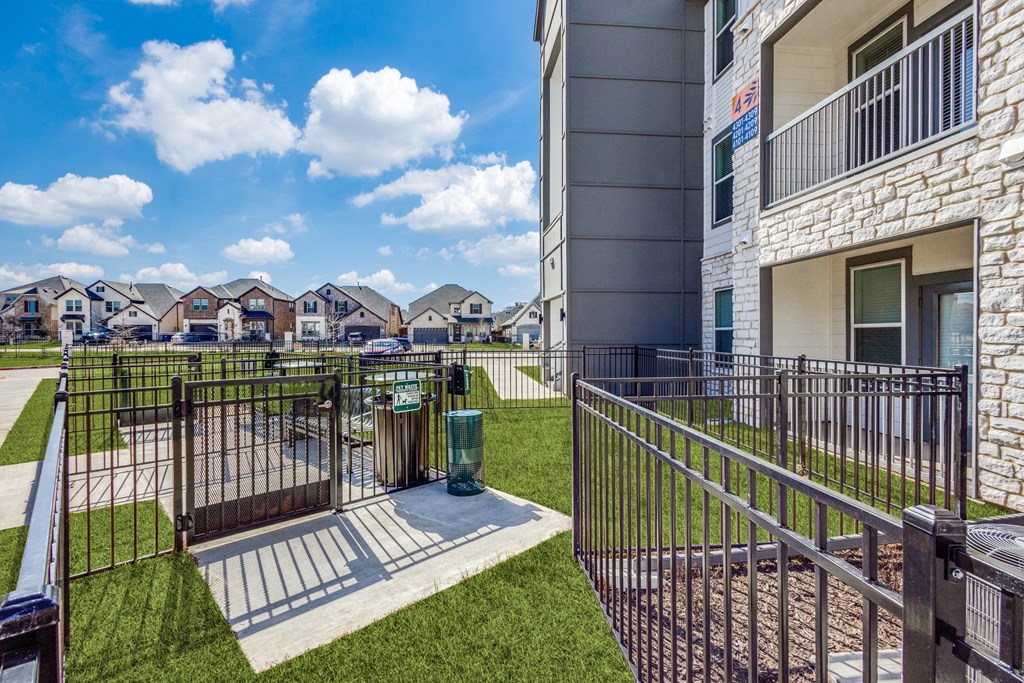 the preserve at ballantyne commons apartments balcony and fenced in yard